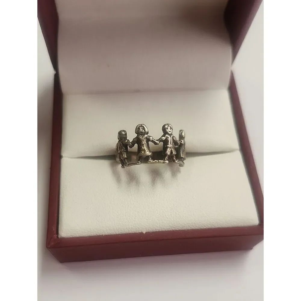 Sterling Silver Children Holding Hands Ring Size 6 NF 925